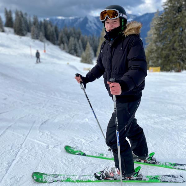 Amadeus Banerjee privat beim Skifahren
