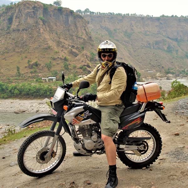Tobi Ranzinger beim Motorradfahren im Himalaya